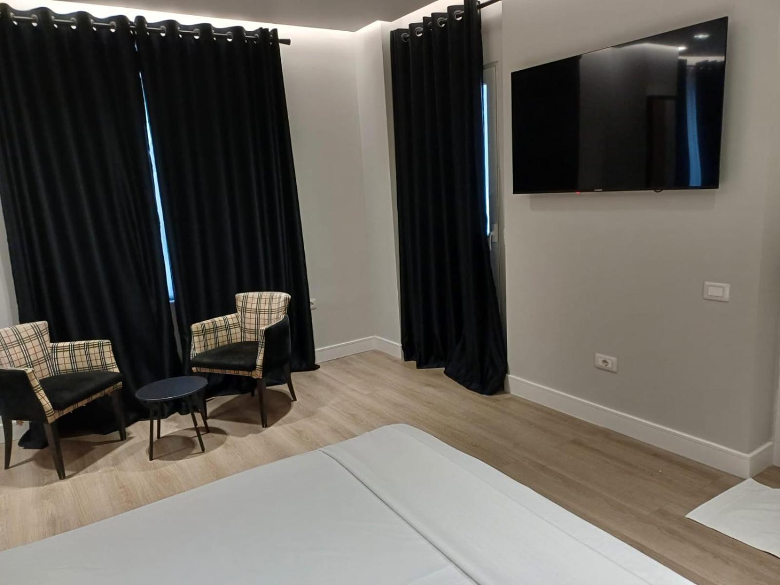 Oxygen Boutique Hotel Tirana Buitenkant foto